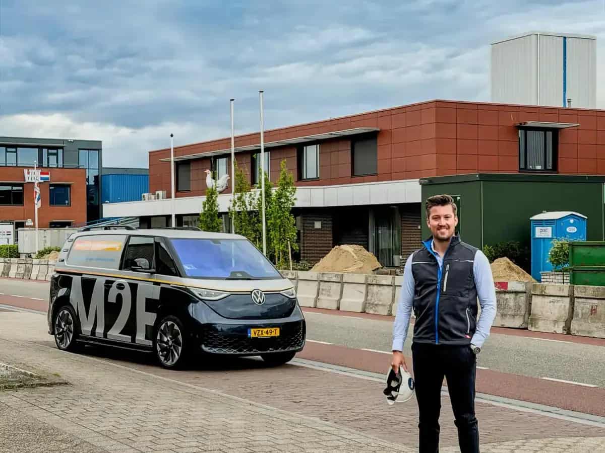 M2E-monteur bij de servicebus op een projectlocatie