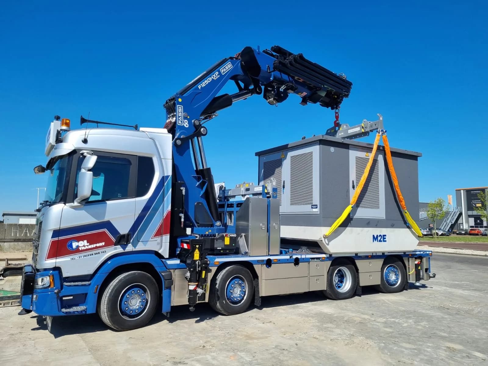 Levering van een tijdelijk transformatorstation op locatie