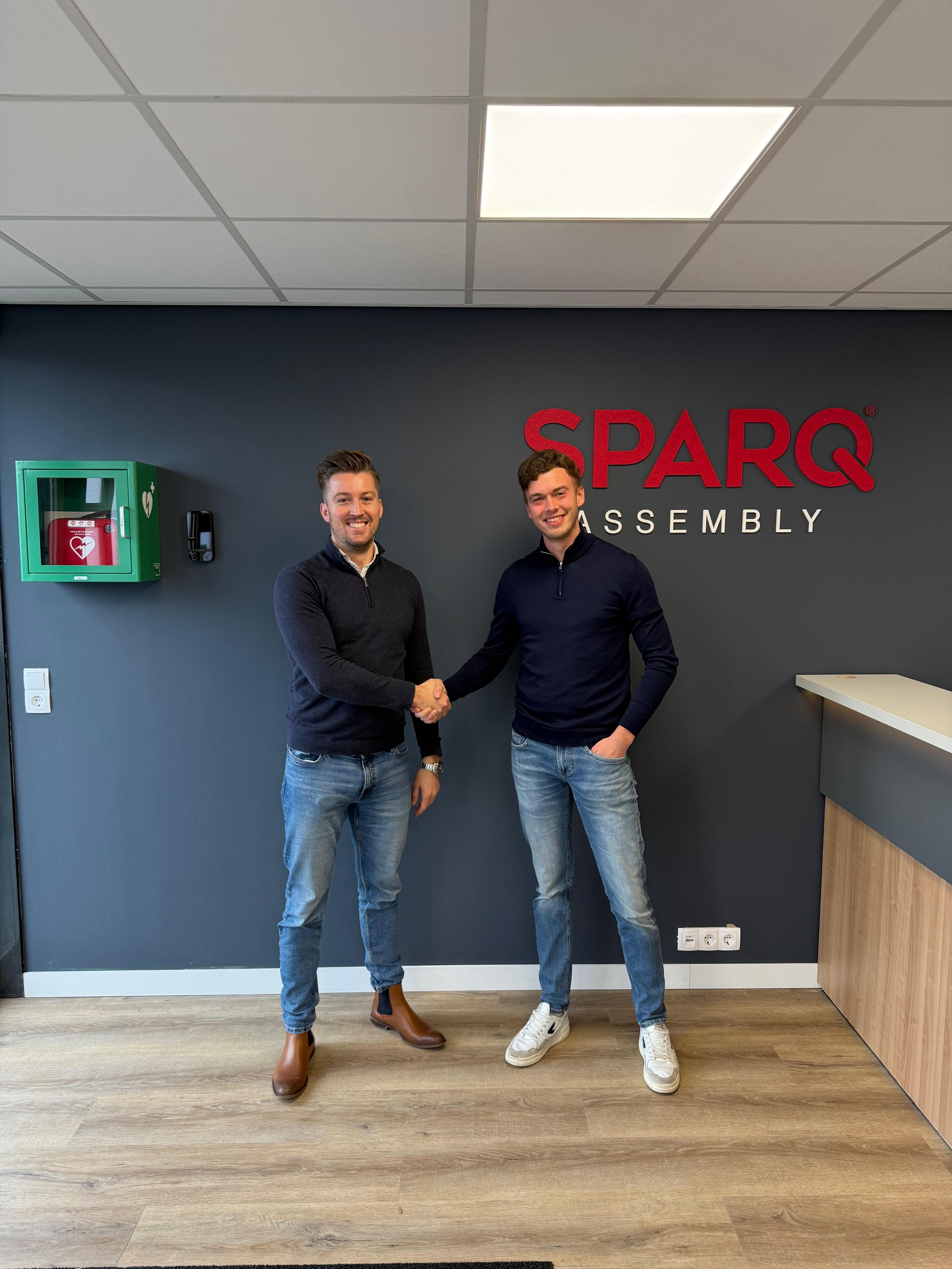 Mitchell Vink en Wouter van der Veen tijdens de samenwerkingsovereenkomst