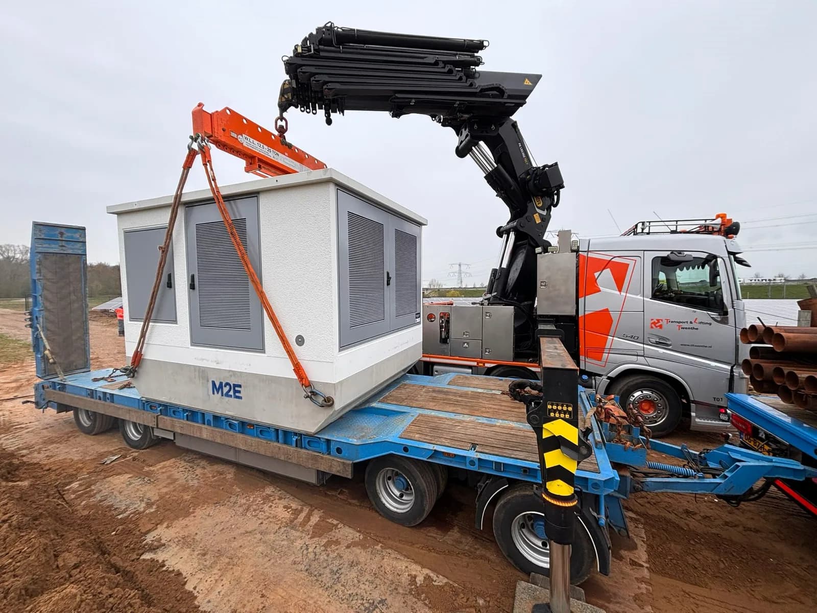 Mobiel transformatorstation wordt gelost op projectlocatie