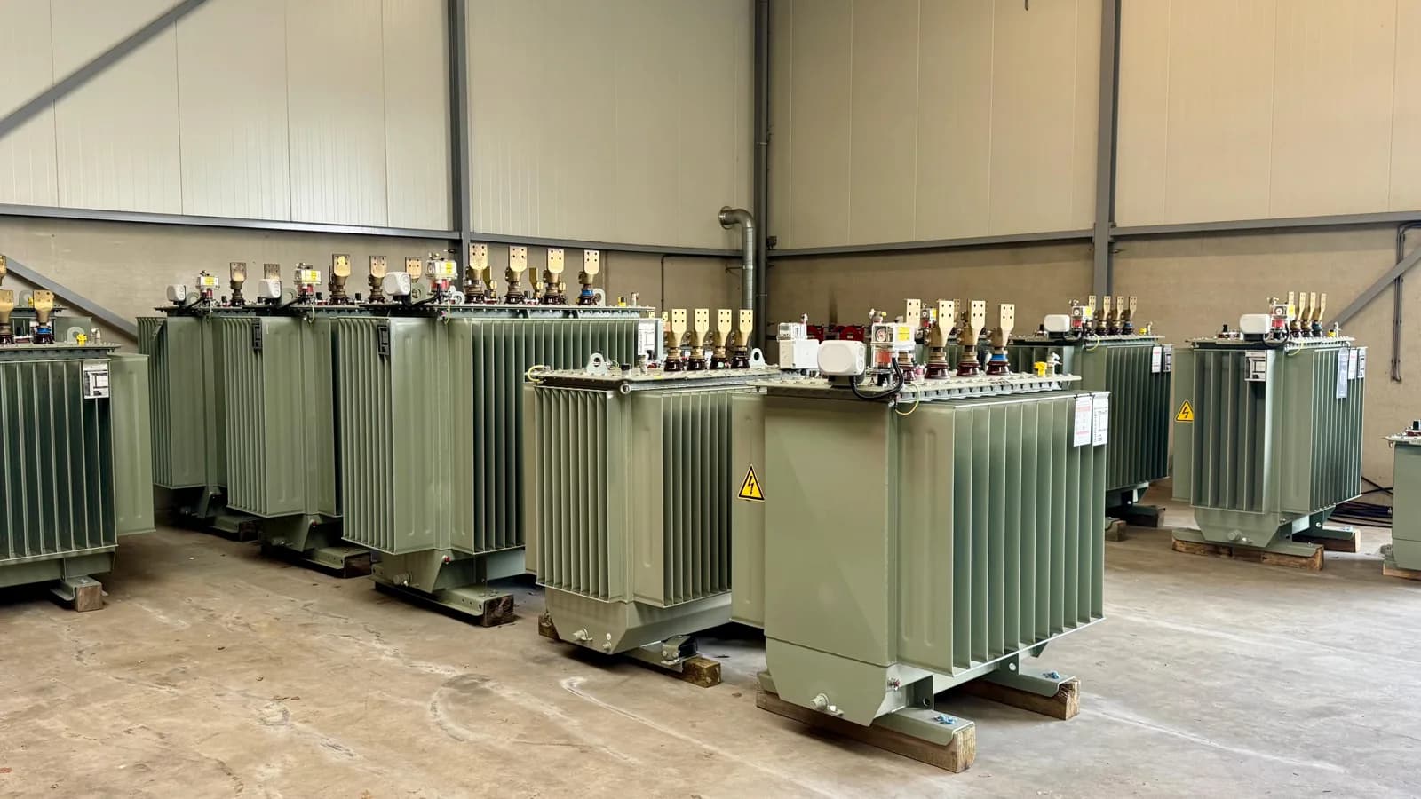 Voorraad transformatoren in de M2E-assemblagehal